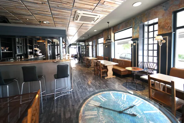 Espacio comercial versátil con seis plazas de garaje en Los  - foto 4