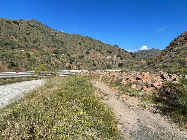 Se vende parcela rústica en los Montes de Málaga, junto a la carretera — 4