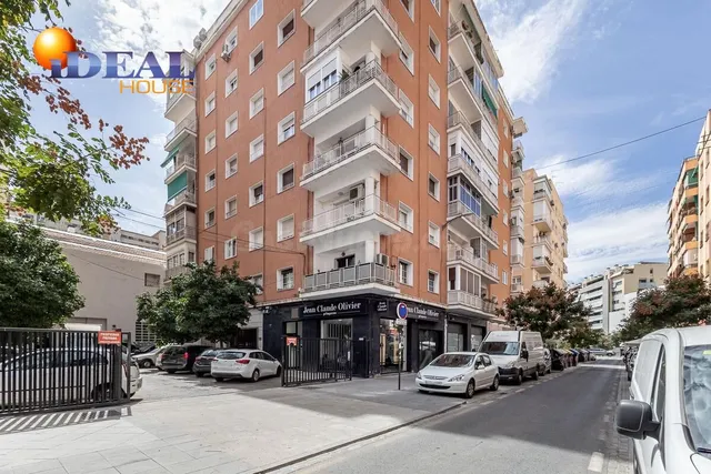 PISO JUNTO A HIPERCOR · ÚLTIMA PLANTA · MUCHA LUZ · ASCENSOR