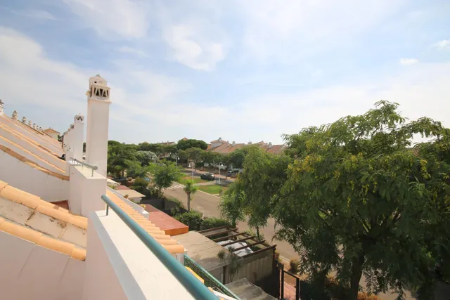 Exclusivo adosado de 3 plantas en Hoyo 14 junto al Campo de Golf – Nuevo Portil — 39