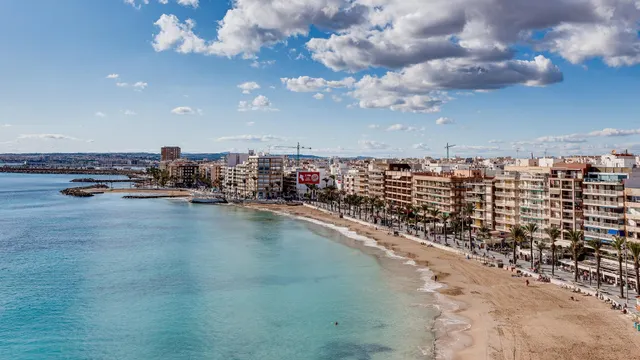 Apartamento de dos dormitorios con piscina comunitaria en el centro de Torrevieja — 50