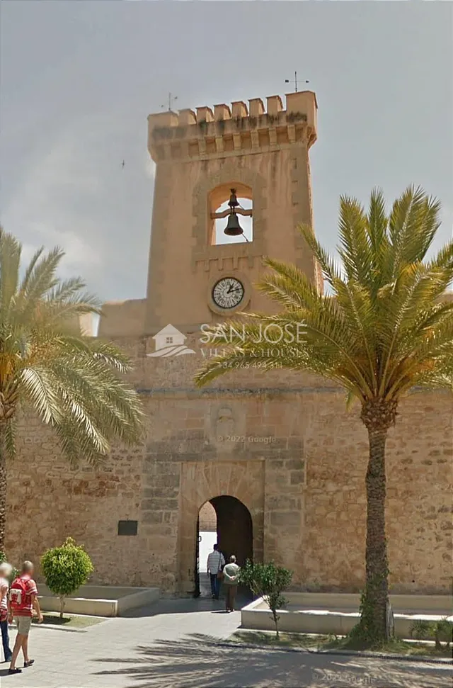 VENTA DE BAJO COMERCIAL CON GARAJE PRIVADO Y PRIMERA PLANTA EN EL CENTRO DE SANTA POLA — 2