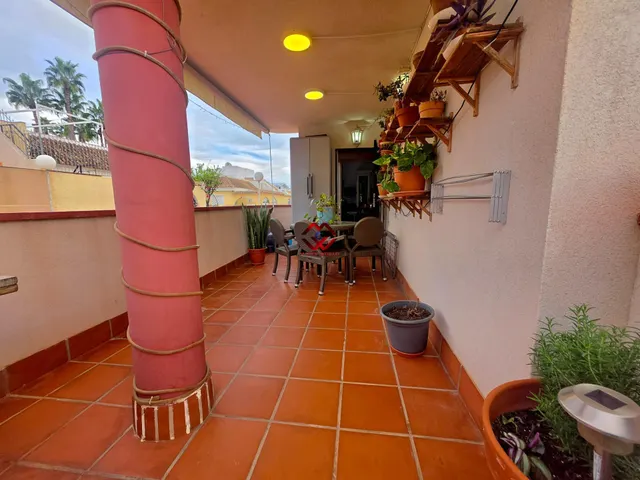 Piso planta baja con dos terrazas, piscina comunitaria y par - foto 2