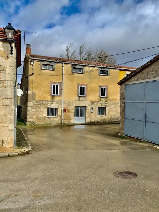 CASA DE PIEDRA CON GRAN POTENCIAL Y TERRENO URBANO OPCIONAL  - foto 2