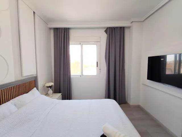 Apartamento de 3 dormitorios y 2 baños en Torrevieja (acequion) — 8