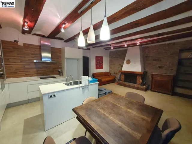 Amplia casa en sitio privilegiado. — 16