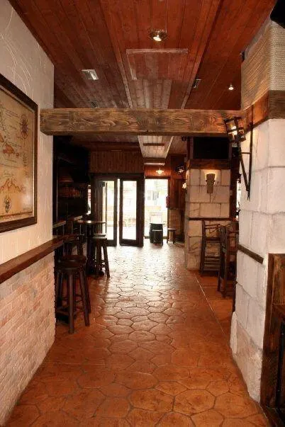 "Crea un ambiente acogedor y atractivo con nuestro bar de madera hecho a medida" — 5