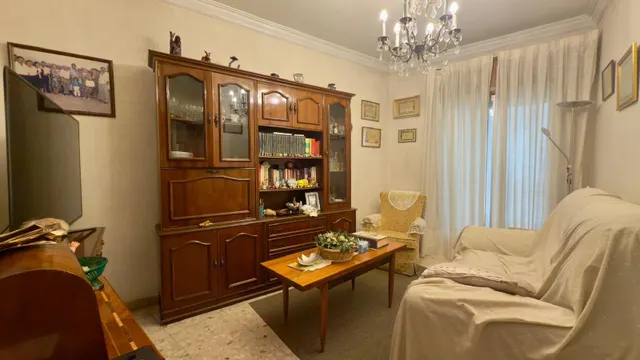 ¡Tu nuevo hogar en este encantador piso en un edificio con carácter del año 1975 y 4 habitaciones! — 33