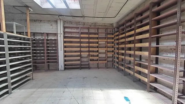 LOCAL COMERCIAL EN  AVENIDA ANTIBIOTICOS — 7