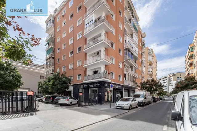 PISO JUNTO A HIPERCOR · ÚLTIMA PLANTA · MUCHA LUZ · ASCENSOR · METRO — 25