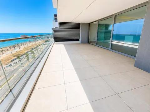 Exclusivo piso en esquina de 4 dormitorios con vistas panorámicas al mar en Málaga Towers, Costa del Sol