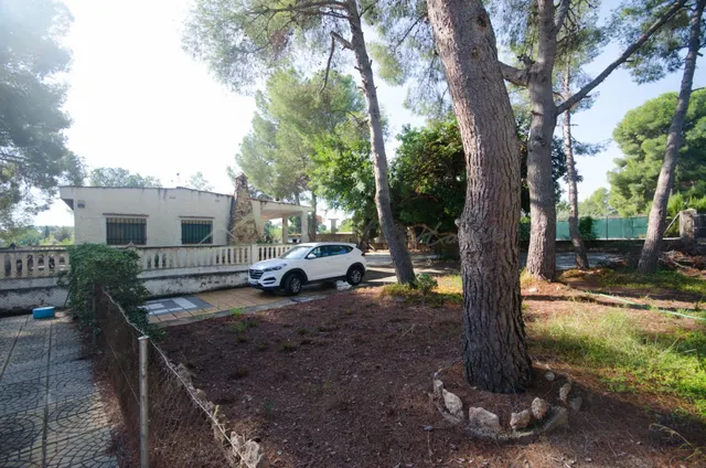 Ref. 04405.- EXCLUSIVA.- Chalet independiente con piscina en Urb. Camp Llíria. — 43