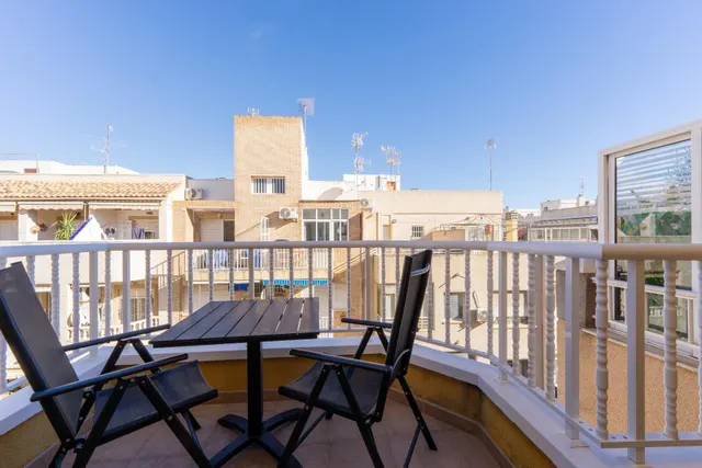 Ático renovado con estilo y balcón cerca de la playa — 18