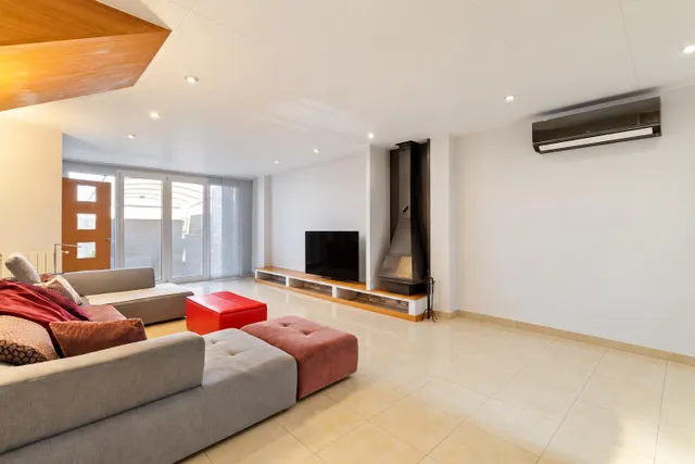 Casa adosada impecable de 4 dormitorios, placas solares y excelente ubicación en Empuriabrava. — 17