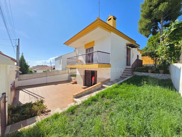 CASA IDNEPENDIENTE, GARAJE Y POSIBILIDAD DE PISCINA, CAN NIC