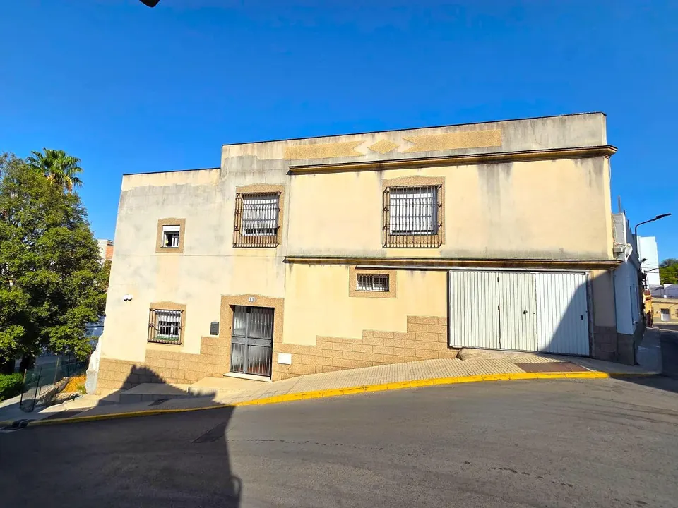 GRAN VIVIENDA CON GARAJE EN CHICLANA DE LA FRONTERA SITUADA EN LA ZONA DEL PILAR