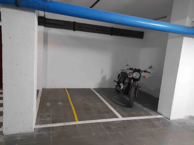 13 Plazas de Parking para COCHE GRANDE o MOTOS IDEAL INVERSORES en la Plaça Granollers de Mataró — 11