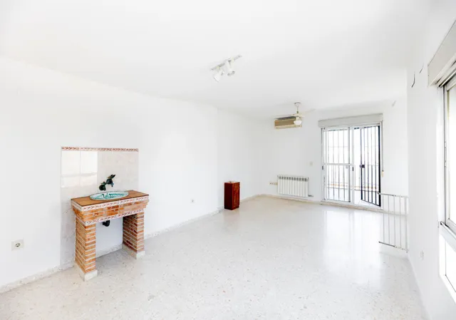 Vive en el corazón de Armilla: 4 dormitorios, patio, terraza y garaje — 20
