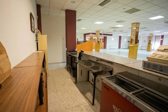 Local comercial de hostelería con gran terraza y salón de eventos en Guadiana. — 44