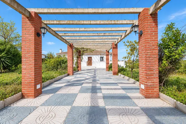 Casa reformada con piscina en parcela de 2.500 m2 (urbano y 