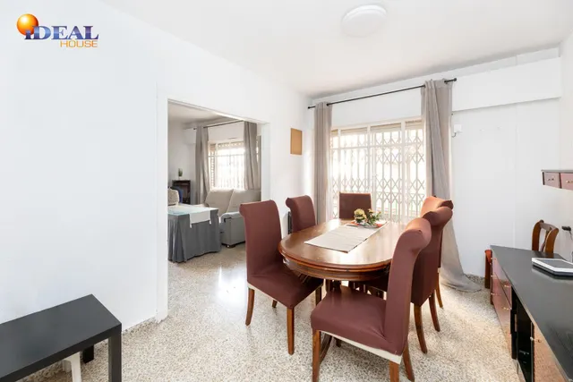 Venta de piso de 4 dormitorios y 2 baños en Granada (Zona Centro) — 5