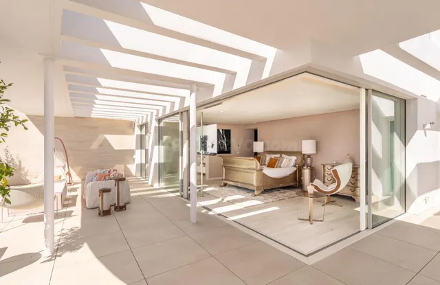 Ático tríplex de 3 dormitorios y 3 baños con vistas al mar y - foto 3