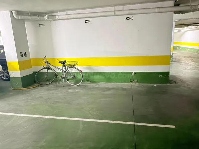 AMPLIA PLAZA DE GARAJE, CON BUENA DISPOSICION DE MANIOBRA Y 