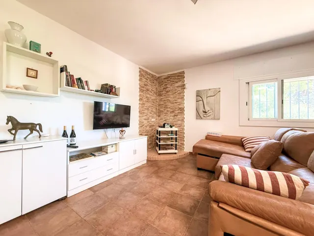 AMPLIA VIVIENDA CON PARCELA RÚSTICA DE 1.983 m2 A SOLO 3 MIN - foto 2
