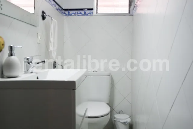 SE ALQUILA CASA CON PATIO – 3 DORMITORIOS – 1.100 €/MES — 4
