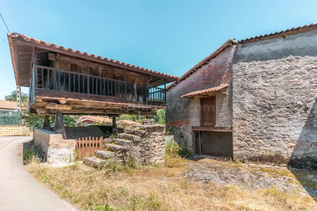 Casa y horreo en Santullano, Las Regueras