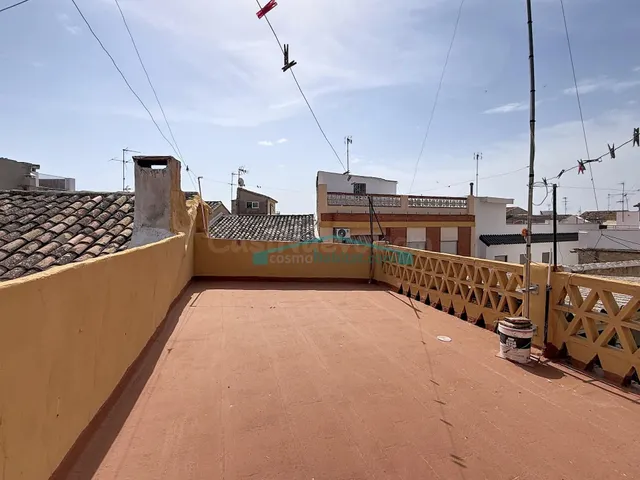 Casa de pueblo reformada con patio y terrazas en Benaguasil