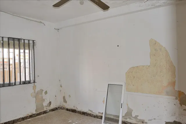 Casa adosada de 4 dormitorios con terraza para reformar en Algeciras — 18