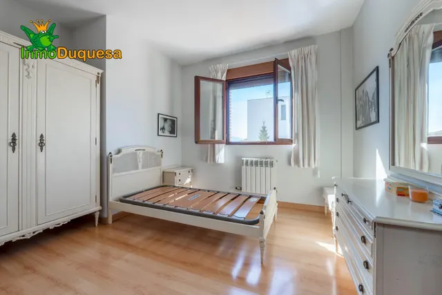 CHALET dividido en dos viviendas con piscina y zona ajardinadas. — 8