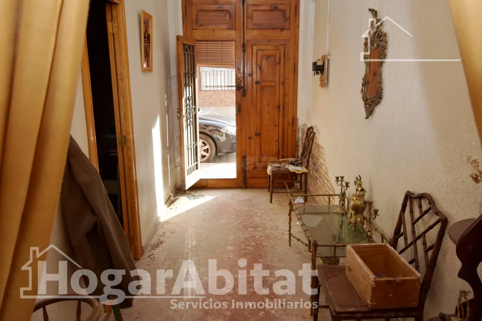 AMPLIA CASA CON TERRAZA CON MUCHAS POSIBLIDADES