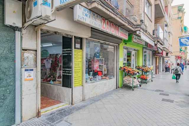 OPORTUNIDAD DE  RENTABILIDAD EN 3 LOCALES COMERCIALES  ALQUILADOS SITUADOS EN AVENIDA DILAR — 2