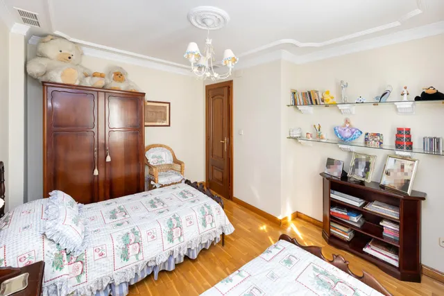 CHALET ADOSADO EN ZONA LA CALETA — 33