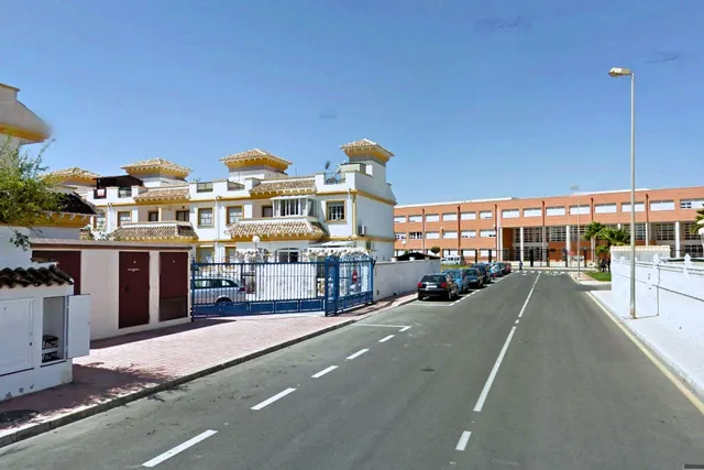 Casa adosada en buen estado (aprox. 87 m2) en el popular Jardín del Mar XIII. Terraza orientada al suroeste frente a la casa, azotea, gran piscina comunitaria y cerca de colegios y supermercados. — 28
