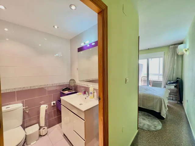 Apartamento céntrico y espacioso (89 m2 - 2.ª planta) con 4 dormitorios, balcón orientado al sur y a tan solo 550 m de la playa. — 10