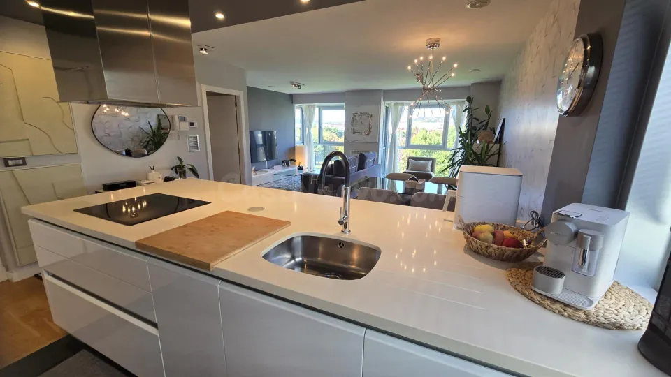 Piso con gran salón de 45 m2, garaje y trastero junto al Parque de Vioño