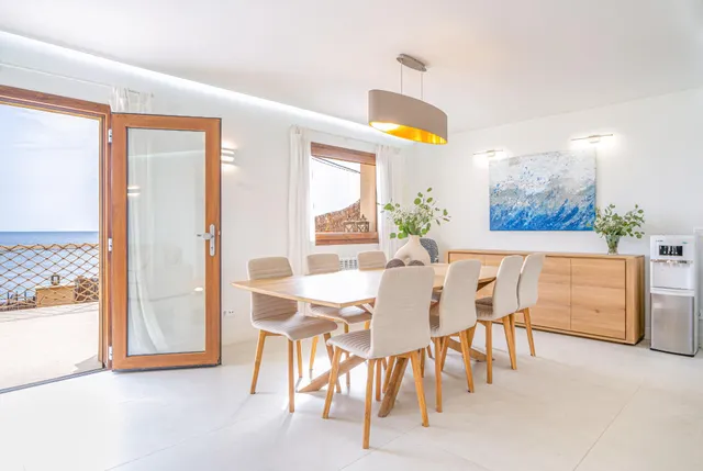 Casa con piscina en primera línea de mar en Cala Gamba — 6
