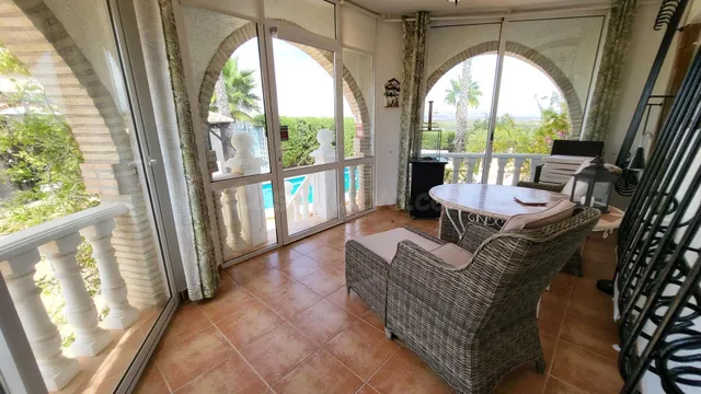 Chalet esquina de 3 Dormitorios y 3 Baños en parcela grande arreglada de 600m2 con piscina y garaje privado — 2
