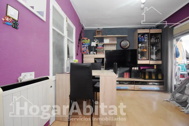 Disfruta de la luz natural y el encanto de vivir a un paso del centro en este acogedor piso con balcón — 20