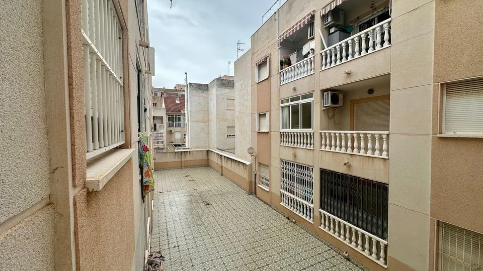 Apartamento luminoso 2 hab 1 baño en zona residencial Torrevieja