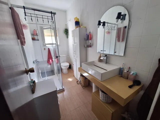¡Casa amplia a solo 758 €/m2! · 5 dormitorios, patio y planta baja ideal para garaje, negocio o 2º vivienda. — 17
