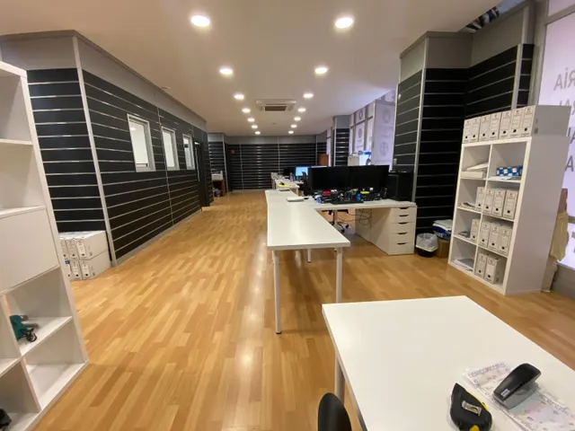 Se alquila amplio local en 1ª planta Mesa y López — 4