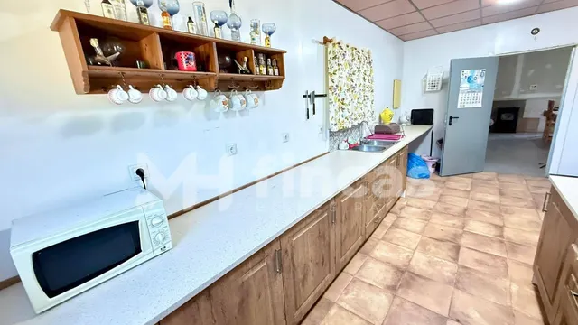 Finca rústica en Pilas con 8.500 m2, vivienda + nave, pozo y - foto 2