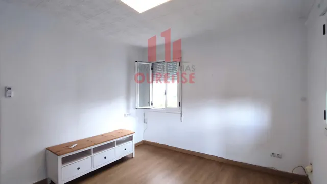 CASA ADOSADA MUY PRÓXIMA AL HOSPITAL DE OURENSE. — 12