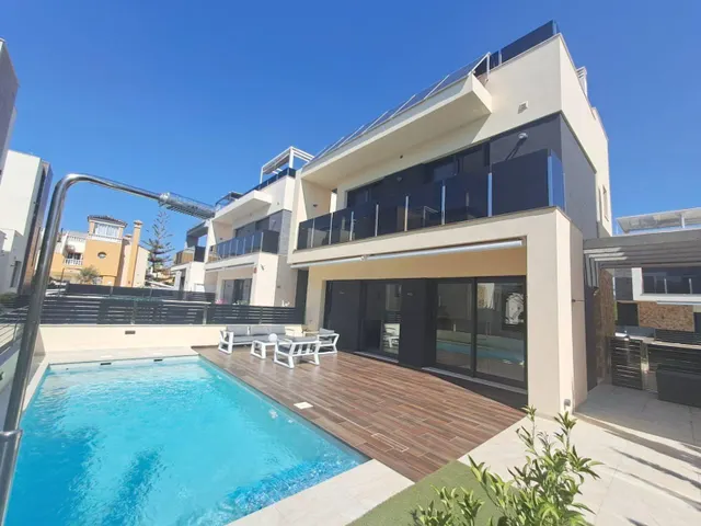Villa con tres dormitorios en la zona de Lomas de Cabo Roig — 32