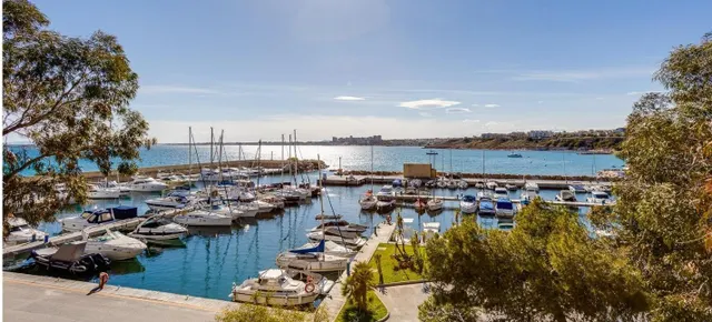 Se alquila por largo tiempo plazas de parking ( garaje ) en lomas de cabo roig ( orihuela costa) — 24