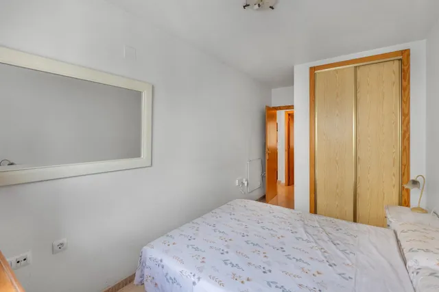 Apartamento de 2 dormitorios con piscina, garaje y trastero cerca del centro de Torrevieja — 17